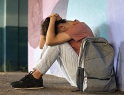 Phobie scolaire : causes, symptômes et solutions pour aider un enfant qui refuse d’aller à l’école.