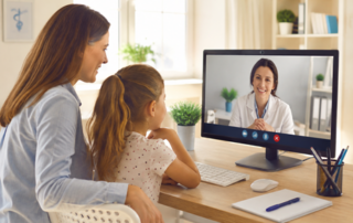enfant en bilan orthophonique en ligne avec orthophoniste